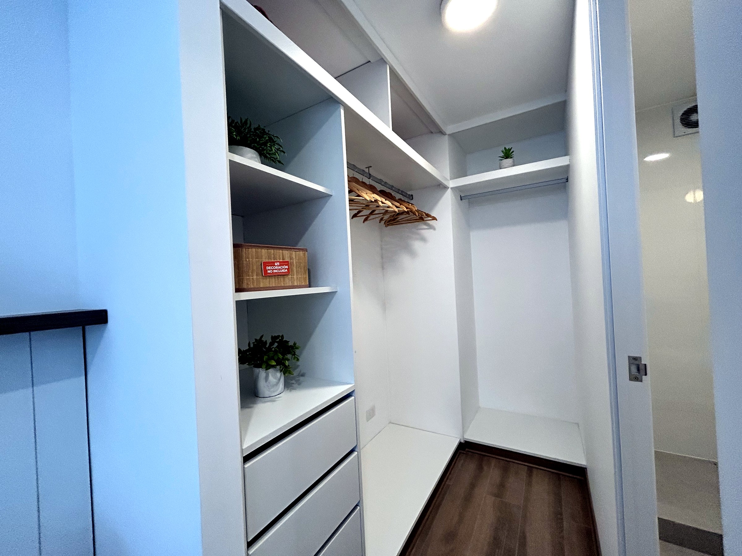 08-walk-in-closet